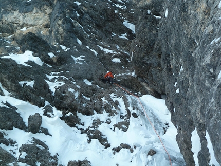 Edle Mischung, Sella, Dolomiti - Philipp Angelo e Simon Gietl durante la prima salita di Edle Mischung (M7 WI6  60°, 340m), Ciampanil del Mufreit, Sella, Dolomiti.