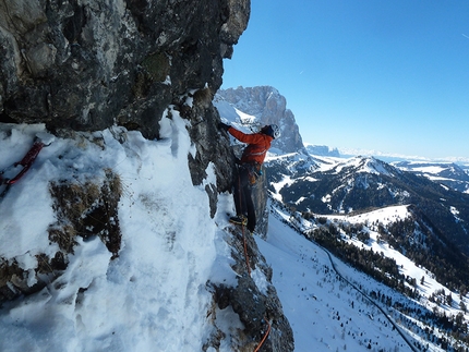 Edle Mischung, Sella, Dolomiti - Philipp Angelo e Simon Gietl durante la prima salita di Edle Mischung (M7 WI6  60°, 340m), Ciampanil del Mufreit, Sella, Dolomiti.