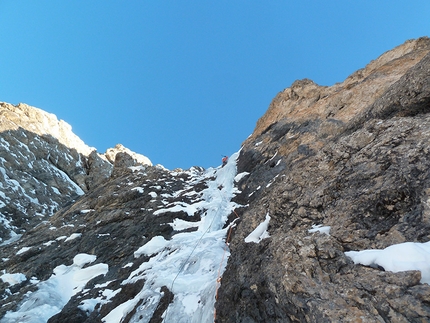 Edle Mischung, Sella, Dolomites - Philipp Angelo and Simon Gietl during the first ascent of Edle Mischung (M7 WI6  60°, 340m), Ciampanil del Mufreit, Sella, Dolomites.