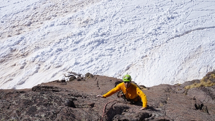 Via Follie Belliche, Cima Ceremana, Lagorai, Dolomiti - Luca Giupponi sul 1° tiro