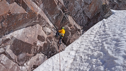 Via Follie Belliche, Cima Ceremana, Lagorai, Dolomiti - Luca Giupponi sul 2° tiro