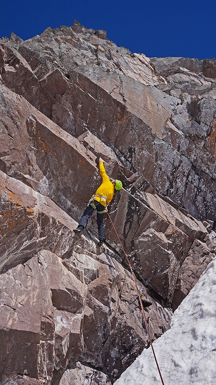 Via Follie Belliche, Cima Ceremana, Lagorai, Dolomiti - Luca Giupponi sul 2° tiro