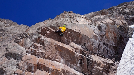 Via Follie Belliche, Cima Ceremana, Lagorai, Dolomiti - Luca Giupponi sul 2° tiro