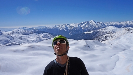 Via Follie Belliche, Cima Ceremana, Lagorai, Dolomiti - Luca Giupponi, sullo sfondo Cima d'asta