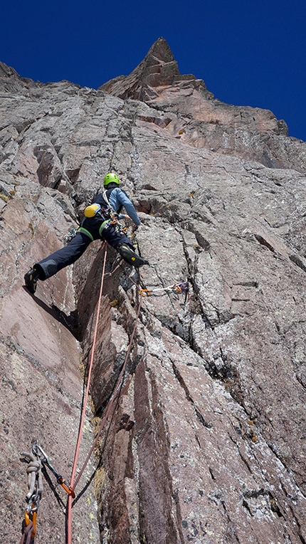 Via Follie Belliche, Cima Ceremana, Lagorai, Dolomiti - Luca Giupponi sul 5° tiro