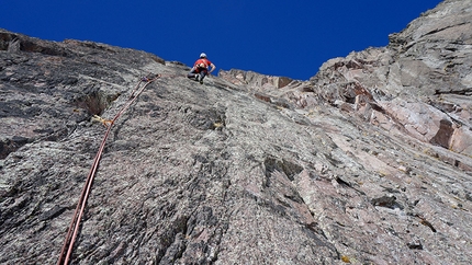 Via Follie Belliche, Cima Ceremana, Lagorai, Dolomiti - Rolando Larcher sul 6° tiro