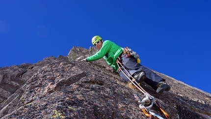 Via Follie Belliche, Cima Ceremana, Lagorai, Dolomiti - Luca Giupponi sul 9° tiro