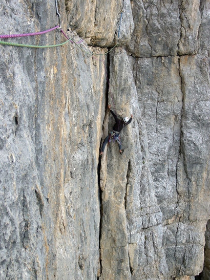 La Perla preziosa - Sass dla Crusc ( Val Badia, Dolomites) - Nicola Sartori on the 3rd pitch