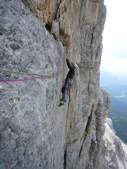 La Perla preziosa - Sass dla Crusc ( Val Badia, Dolomites) - Nicola Sartori on the 3rd pitch