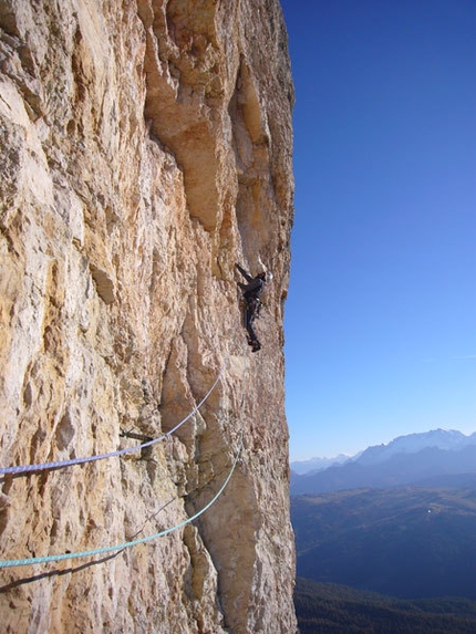 La Perla preziosa - Sass dla Crusc (Dolomiti, Val Badia) - Nicola Tondini sul sesto tiro