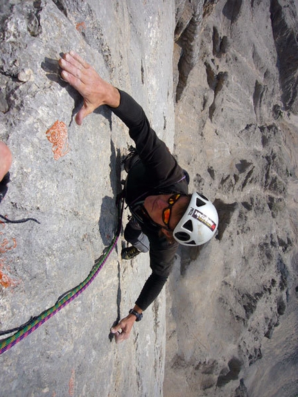 La Perla preziosa - Sass dla Crusc ( Val Badia, Dolomites) - Nicola Sartori on the 7th pitch