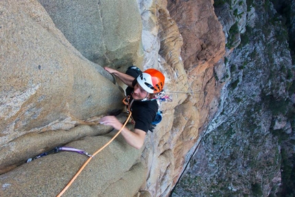 Corsica - Le non-sens et la joie (Arnaud Petit, Jeff Arnoldi) Cascioni parete ovest, Corsica