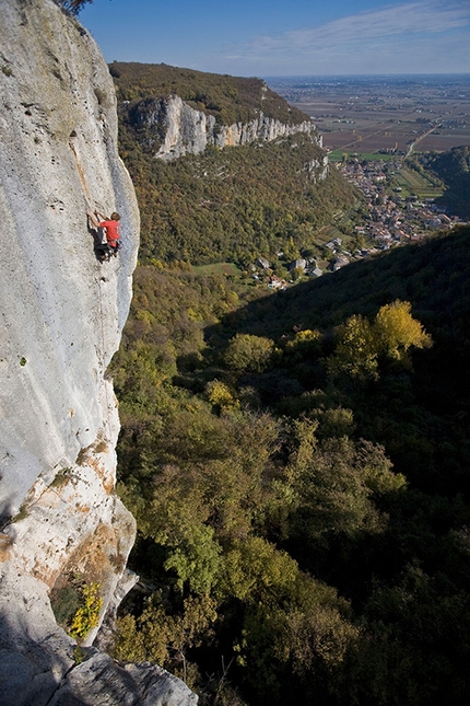 Colli Berici - Michele Guerrini in arrampicata a Lumignano Nuova, guardando le pareti della Classica