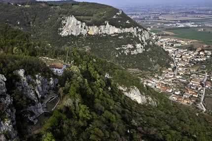 Colli Berici - La falesia di Lumignano nei Colli Berici (VI)