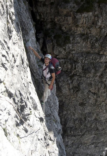 Burel (Schiara, Dolomiti) - Alessio Roverato sul diedro iniziale della Miotto-Bee