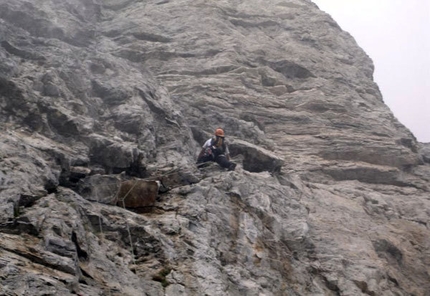 Burel (Schiara, Dolomiti) - Beppe Ballico sul 1°° tiro della Miotto-Bee alla sud-ovest del Burel