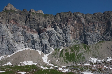 Alex Luger climbs Sangre de Toro on Rote Wand, Austria