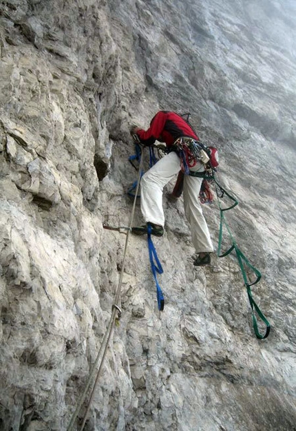 Burel (Schiara, Dolomiti) - Alessio Roverato sul 19° tiro (A2) della Miotto-Bee alla sud-ovest del Burel