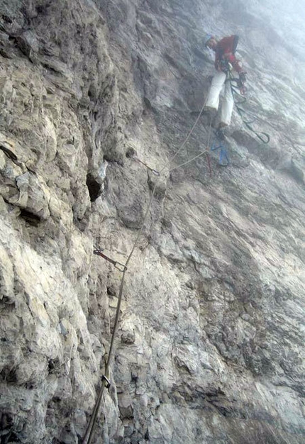 Burel (Schiara, Dolomiti) - Alessio Roverato sul 19° tiro (A2) della Miotto-Bee alla sud-ovest del Burel