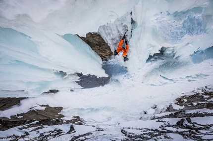 Dani Arnold - Dani Arnold solo climbing Crack Baby, Breitwangflue in 27:13