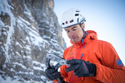 Dani Arnold - Dani Arnold solo climbing Crack Baby, Breitwangflue in 27:13