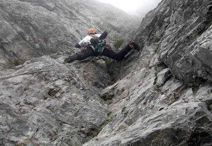 Burel (Schiara, Dolomiti) - Beppe Ballico sul 20° tiro della Miotto-Bee alla sud-ovest del Burel