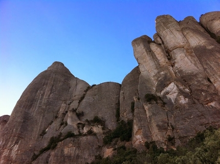 La reina de Escocia, Montserrat - Sachi Amma and Ferran Guerrero making the first free ascent of La reina de Escocia (8b+, 220m), Montserrat, Spain