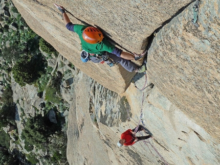 Orosei, Sardegna - Giovanni Manconi sull'ultimo tiro di Bionda Sardegna (6b, 120m)