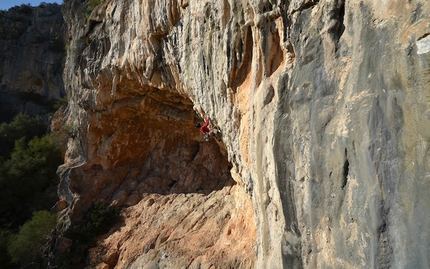 Orosei, Sardegna - Simone Sarti arrampica a Conca Arrubia.