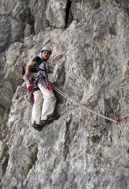 Burel (Schiara, Dolomiti) - Alessio Roverato sul 21° tiro della Miotto-Bee alla sud-ovest del Burel