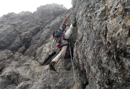 Burel (Schiara, Dolomiti) - Alessio Roverato sul 24° tiro della Miotto-Bee alla sud-ovest del Burel