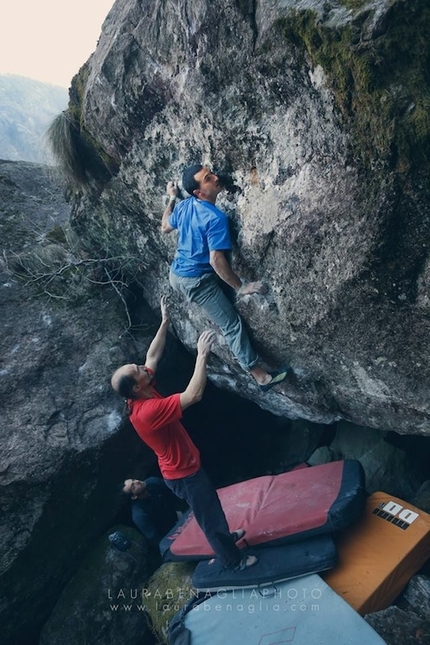 Melloblocco 2014 - Melloblocco backstage: Andrea Pavan prova un nuovo boulder con Simone Pedeferri