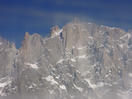 Aiguille du Plan, Monte Bianco, Jeff Mercier & Corrado Pesce - L'evidente diedro della via Chris Bonington - Rafael Tejada-Flores, parete Ovest di Aiguille du Plan