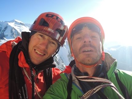 Aiguille du Plan, Monte Bianco - Corrado Pesce e Jeff Mercier in cima alla via Chris Bonington e Rafael Tejada-Flores, parete Ovest di Aiguille du Plan