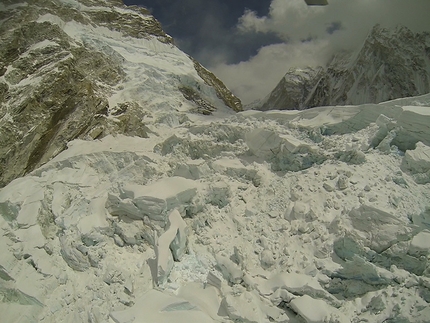 Everest avalanche: search operation called off