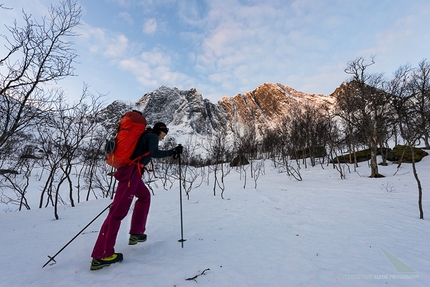 Ines Papert - Ines Papert sale verso la parete di Breitinden in Norvegia.