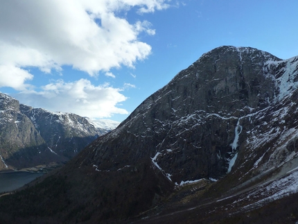 Norvegia 2014 - MardalsFossen (500m III wi 6+) e sullo sfondo il lago di Eikesdal (Eresfjord)