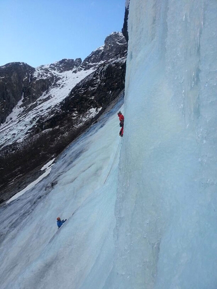 Norvegia 2014 - Andrea Gamberini e Raffaele Mercuriali sul primo muro di Yeste Mardola (Eikesdal-Eresfjord)