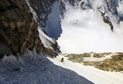 Cervino, Zmuttgrat, Couloir Ovest - Couloir Ovest, Cresta Zmutt: la discesa del Couloir Ovest di Julien Herry, Francesco Civra Dano e Davide Capozzi il 17/04/2014