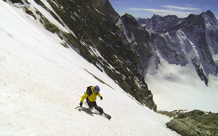 Cervino, Zmuttgrat, Couloir Ovest - Couloir Ovest, Cresta Zmutt: la discesa del Couloir Ovest di Julien Herry, Francesco Civra Dano e Davide Capozzi il 17/04/2014