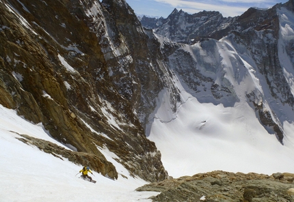 Cervino, Zmuttgrat, Couloir Ovest - Couloir Ovest, Cresta Zmutt: la discesa del Couloir Ovest di Julien Herry, Francesco Civra Dano e Davide Capozzi il 17/04/2014