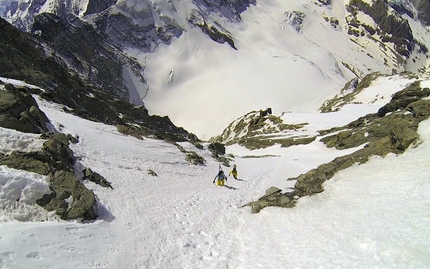 Cervino, Zmuttgrat, Couloir Ovest - Couloir Ovest, Cresta Zmutt: la discesa del Couloir Ovest di Julien Herry, Francesco Civra Dano e Davide Capozzi il 17/04/2014