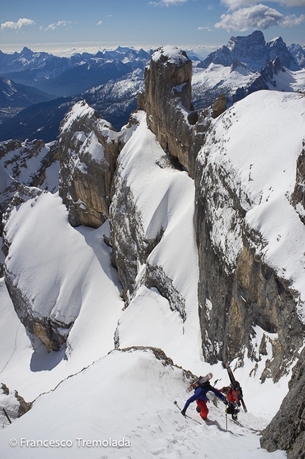 Tofana di Dentro, Dolomiti - Francesco Tremolada, Andrea Oberbacher, Enrico Baccanti e Norbert Frenademez il 10/04/2014 durante la probabile prima discesa della parete Nord-Nord/Ovest della Tofana di Dentro 3238 m (5.1/E3).