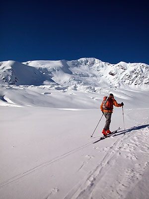 Cevedale: scialpinismo primaverile - Traversata sul ghiaccio ai piedi del S. Matteo.