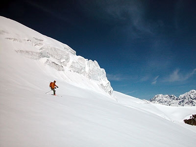Cevedale: scialpinismo primaverile - In discesa dalla cima del Tresero, sui bei pendii con neve ideale.