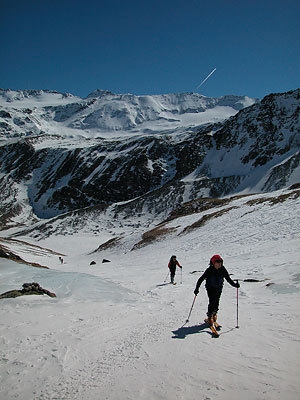 Cevedale: scialpinismo primaverile - Salendo a Cima Madriccio sullo sfondo Ciam Marmotta. Inverno 2005 pochissima neve.