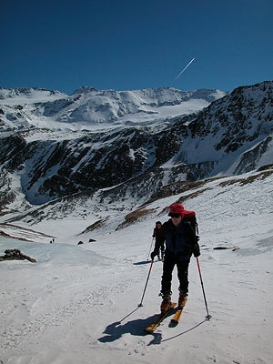Cevedale: scialpinismo primaverile - Salendo a Cima Madriccio sullo sfondo Cima Marmotta. Inverno 2005 pochissima neve.