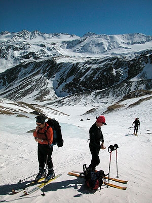 Cevedale: scialpinismo primaverile - Pausa, salendo a Cima Madriccio sullo sfondo Ciam Marmotta.