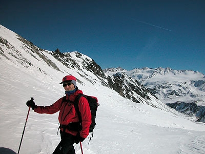 Cevedale: scialpinismo primaverile - Pausa, salendo a Cima Madriccio sullo sfondo Ciam Marmott