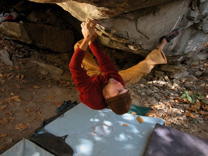 B L O Q 1° Meeting di arrampicata sui massi della Valle Po - B L O Q 11 e 12 ottobre 2008 Mombracco (Sanfront)